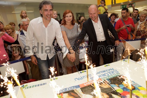 Jan Plestenjak, glasbenik; Simona Mandl, center manager Europark; Boštjan Brantuša, center manager Cityparka