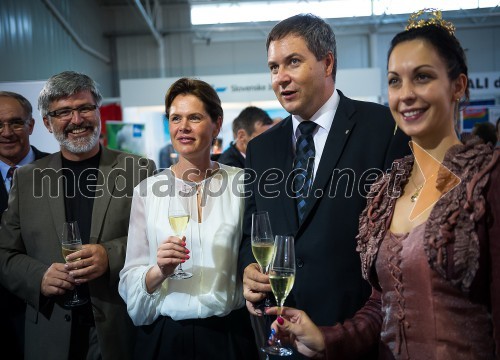 Roman Jakič, minister za obrambo; mag. Alenka Bratušek, predsednica Vlade RS; mag. Dejan Židan, minister za kmetijstvo in okolje; Neža Pavlič, vinska kraljica Slovenije 2013