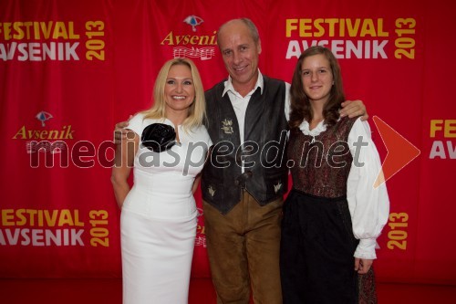 Nuša Derenda, pevka; Gregor Avsenik, organizator Festivala Avsenik; Anja Koračin, harmonikarka