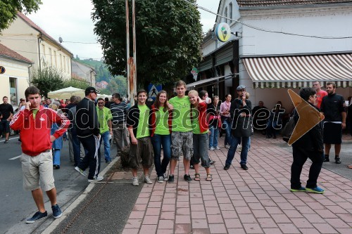 Tekmovalci v kuhanju bograča