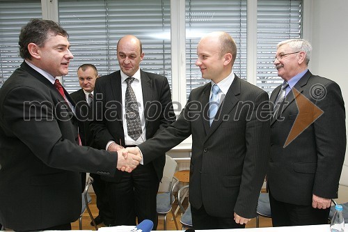 Janez Božič, minister za promet, Franc Kangler, mariborski župan, Matjaž Sonc, direktor družbe Aerodrom Maribor d.o.o., Tomasz Kulakowski, direktor marketinga Ryanair za Srednjo Evropo in Jožef Merkuž, župan občine Hoče-Slivnica