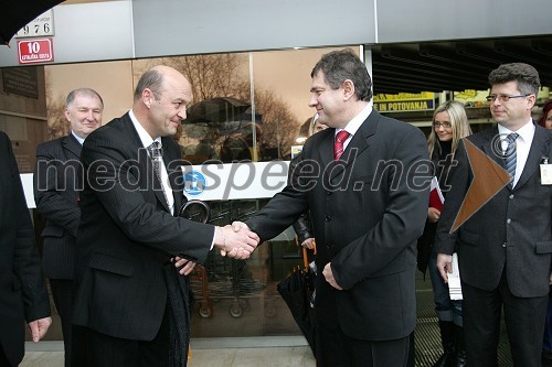 Matjaž Sonc, direktor družbe Aerodrom Maribor d.o.o. in Janez Božič, minister za promet