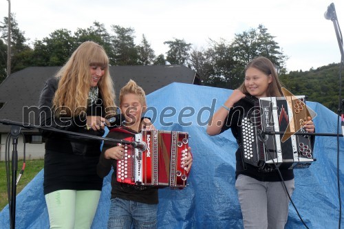 Špela Pokeržnik, harmonikašinja in voditeljica; ...; ...