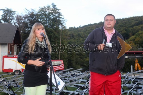 Špela Pokeržnik, harmonikašinja in voditeljica; Igor Zagoranski, predsenik rotary Grad