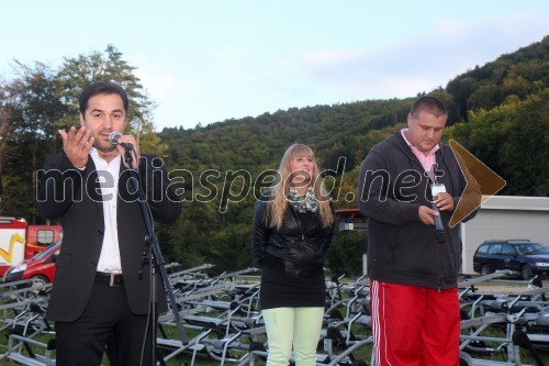 Tim Ribič, tenorist; Špela Pokeržnik, harmonikašinja in voditeljica; Igor Zagoranski, predsenik rotary Grad