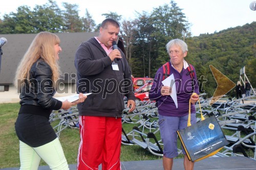 Špela Pokeržnik, harmonikašinja in voditeljica; Igor Zagoranski, predsenik rotary Grad; ...