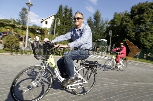 Obiskovalec na promocijski vožnji z električnimi kolesi