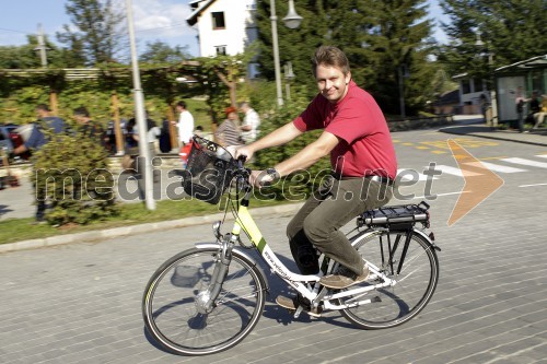 Obiskovalec na promocijski vožnji z električnimi kolesi