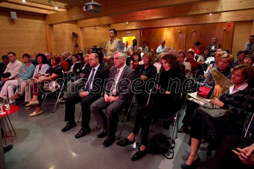 Dr. Miro Cerar in dr. Manca Košir v skednju Škrabčeve domačije