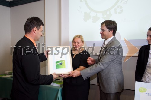 Roman Tušek, vodja energetike v Steklarni Hrastnik; Mateja Kegel Kozlevčar; mag. Igor Podblešek, Elektro Energija