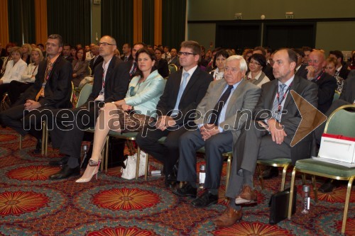 Iztok Seljak, Hidria; Alenka Bratušek, Predsednica Vlade Republike 
Slovenije; Dejan Turk, predsednik Združenja Manager; Milan Kučan, 
nekdanji predsednik Republike Slovenije: Gabrijel Škof, predsednik 
uprave zavarovalnice Adriatic Slovenica