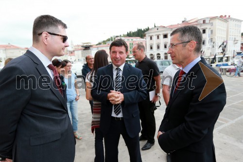 Mag. Igor Marinič, namestnik direktorja Pošte Slovenije; ...; mag. Boris Novak, generalni direktor Pošte Slovenije