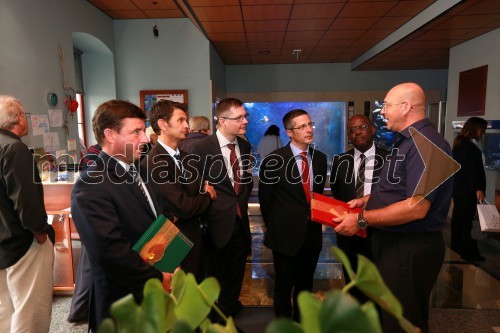 ...; ...; mag. Igor Marinič, namestnik direktorja Pošte Slovenije; mag. Boris Novak, generalni direktor Pošte Slovenije; dr. Peter Bossman, župan občine Piran; Valter Žiža