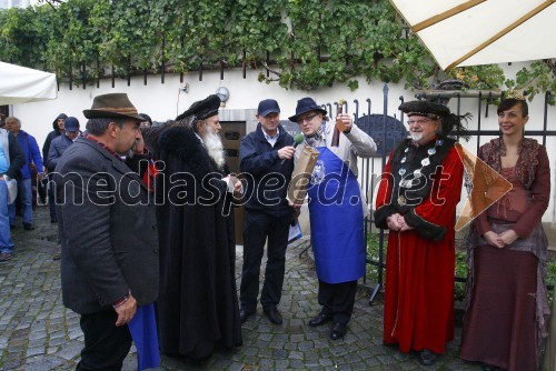 Alojz Jenuš - Slavek, outar in brač iz Malečnika; ...; Stane Kocutar, mestni viničar in skrbnik Stare trte, odgovorni urednik Radio Maribor; dr. Andrej Fištravec, župan MOM; ...; Neža Pavlič, vinska kraljica Slovenije 2013