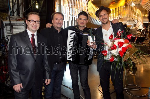 Marko Filli, generalni direktor RTV Slovenija; Patrik Greblo, dirigent; Sašo Gačnik-Svarogov, glasbenik Andraž Hribar, pevec