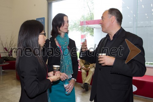 Zhonghui Ding; Saša Istenič, prevajalka; prof. Kerry Brown, Sydney University