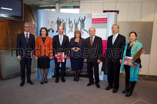 Dr. Jernej Pikalo, minister za izobraževanje, znanost in šport; Helena Kamnar, Urad predsednika RS; prof. dr. Dušan Mramor, nekdanji dekan Ekonomske fakultete v Ljubljani; prof. dr. Metka Tekavčič, dekanja Ekonomske fakultete Univerze v 
Ljubljani; prof. dr. Ivan Svetlik, rektor Univerze v Ljubljani; Zhang Xianyi, veleposlanik Kitajske v Sloveniji s soprogo