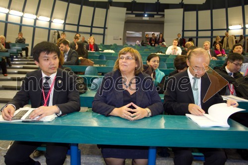 Dr. Zhao Gang; BSFU; prof. dr. Metka Tekavčič, dekanja Ekonomske fakultete Univerze v 
Ljubljani; Zhang Xianyi, veleposlanik Kitajske v Sloveniji