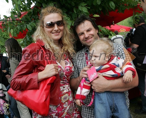 Nina Tomažin, Propiar, njen mož Milan Tomažin z vzdevkom Tyson (prej Glavina) - policist in fotograf ter hčerka