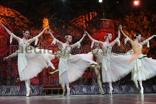 Baletna predstava Labodje jezero z baletniki Bolšoj teatra