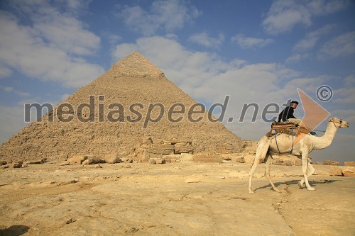 Keopsova piramida v Gizi s stražarjem