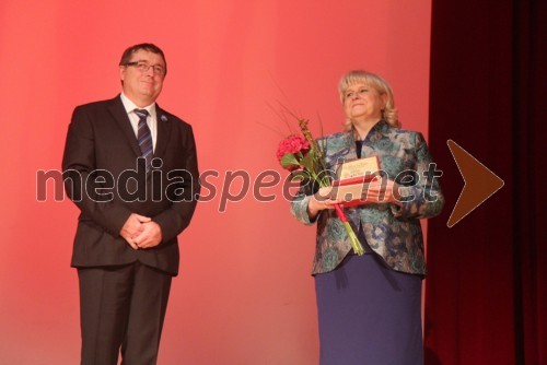 Dr. Andrej Fištravec, župan Mestne občine Maribor; Marija Otič, profesorica, dobitnica bronastega grba