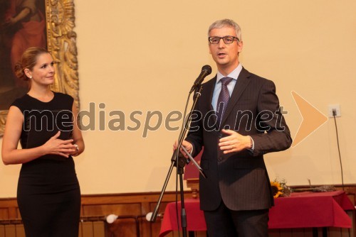 Bernarda Žarn, voditeljica; dr. Jernej Pikalo, minister za izobraževanje, znanost in šport