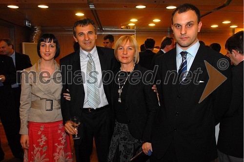Branko Kurbus, predsednik uprave Arcont d.d. s hčerko, soprogo in sinom Alešem