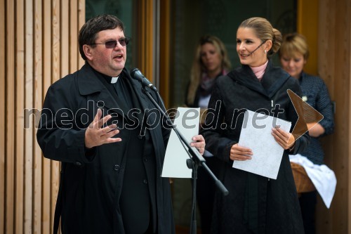 Mag. Anton Berčan, župnik v župniji Ribnica; Bernarda Žarn, povezovalka dogodka