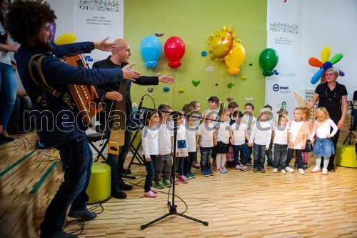 Janez Dovč, harmonikar; otroci iz Vrtca Ribnica