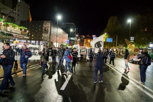 Protestanti so zaprli cesto na Titovem mostu