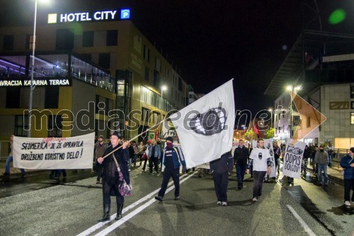 Protestanti so zaprli cesto na Titovem mostu