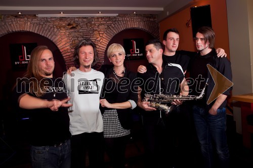 Jernej T, kitarist; Rok Lopatič, klaviaturist; Lara Love, pevka; Lovro Ravbar, saksofonist; Matej Hotko, basist; Ivo Rimc, bobnar