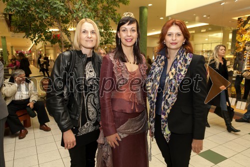 Nataša
Žnuderl, asistentka za marketing in office Europark; Neža Pavlič, 
Vinska kraljica Slovenije 2013; Simona Mandl, center manager Europark