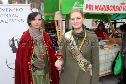 Alenka Valdhuber, svečinska vinska kraljica; Mojca Kren, mariborska vinska kraljica