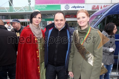 Alenka Valdhuber, svečinska vinska kraljica; Rok Švab, član skupine Modrijani; Mojca Kren, mariborska vinska kraljica