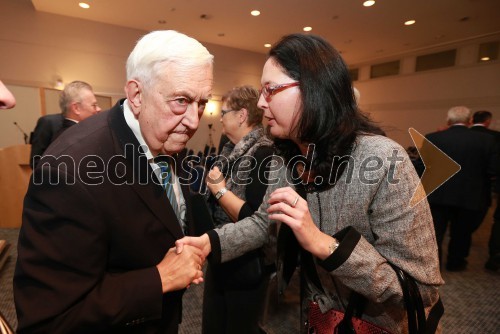 Prof. dr. Karl Kling, prejemnik medalje ECEC; mag. Barbara Škraba Flis, generalna sekretarka Inženirske zbornice Slovenije (IZS)