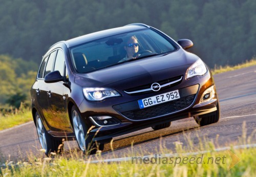 Opel Astra z uglajenim dizelskim motorjem in tehnologijo IntelliLink