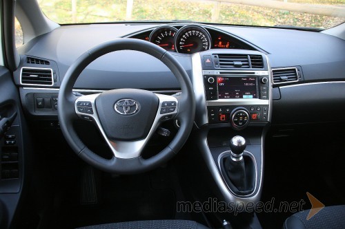 Toyota Verso 2.0 D-4D Sol, notranjost