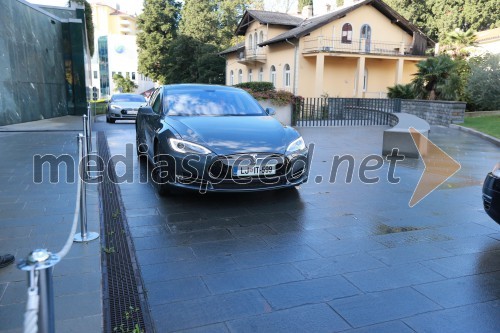 Električni avtomobil Tesla S