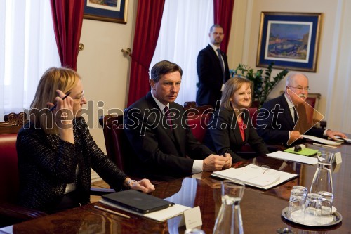 Dr. Alja Brglez, vodja kabineta predsednika RS; 	Borut Pahor, 
predsednik Republike Slovenije; Nataša Kovač, generalna sekretarka Urada
predsednika RS; akad. dr. Boštjan Žekš, svetovalec predsednika RS