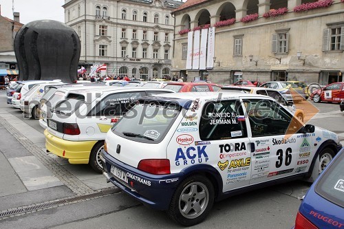 Avtomobili na Trgu svobode v Mariboru