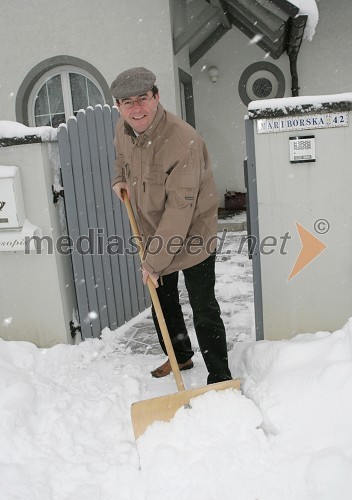 Velike količine snega so te dni poskrbele za Simonovo jutranjo rekreacijo pred odhodom na delo.