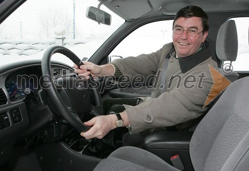 V Sloveniji se je navadil voziti po desni.