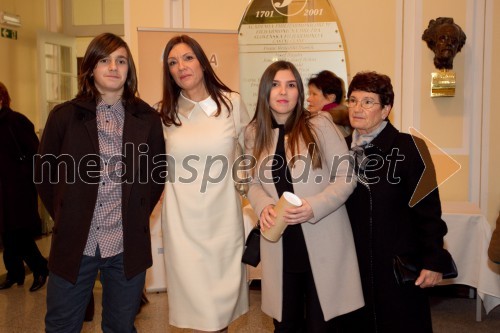Matija; mama Eugenija Carl, Slovenka leta 2013; hči Teni; Zorka Carl