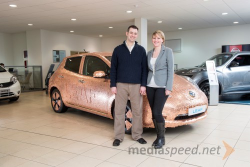 Z denarjem okrašen Nissan LEAF zaznamuje mejnik 100.000 prodanih vozil