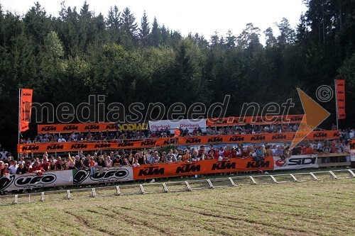 Pogled na polno tribuno