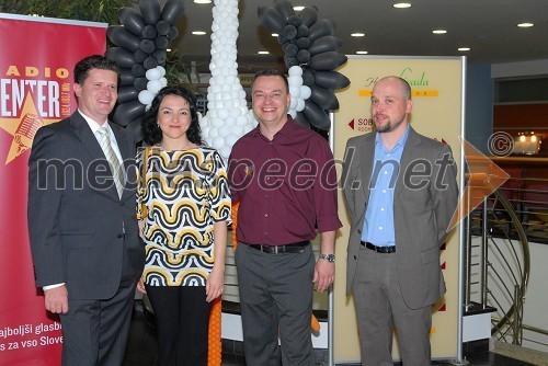 Marko Kolbl, lastnik Radia Center, Polona Požgan, voditeljica jutranjega programa Radia Center in pobudnica akcije, Sašo Papp, voditelj jutranjega programa Radia Center in David Irgolič, glavni in odgovorni urednik radia Center