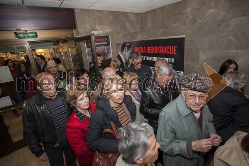 Maske demokracije, premiera v Kinu Komuna