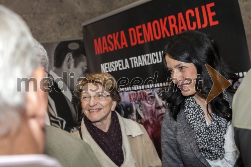 Maske demokracije, premiera v Kinu Komuna